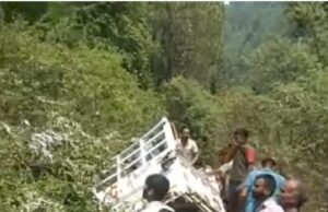 गोहर में दर्दनाक हादसा, शोक जताने जा रहे लोगों का वाहन खाई में गिरा, दो की मौत, 20 घायल kot devidhar road