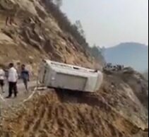 मंडी जिले में लैंडस्लाइड से ट्रैवलर पलटी, 11 यात्री बाल-बाल बचे Mandi district