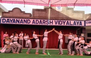 दयानंद आदर्श विद्यालय में रंगारंग योग प्रतियोगिता का आयोजन, विद्यार्थियों ने दिखाई प्रतिभा Dayanand