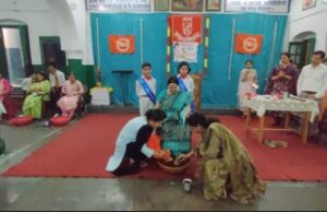 DAV सोलन में ‘फीट टचिंग सेरेमनी’ से जगा मातृत्व सम्मान का भाव