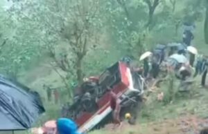 मंडी के पटड़ीघाट में भीषण बस हादसा: खाई में गिरी निजी बस, 18 घायल,एक की मौत Mandi's Patdigha
