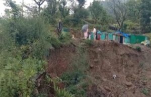 मोहड़धार गांव में ल्हासा गिरा, खतरे में पड़ा रिहायशी मकान Landslide falls