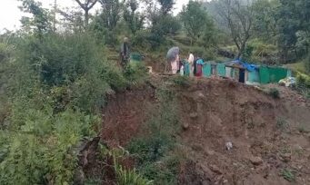 मोहड़धार गांव में ल्हासा गिरा, खतरे में पड़ा रिहायशी मकान Landslide falls