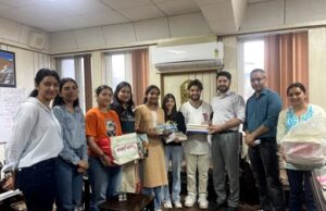 अपना पुस्तकालय के लिए क्रयाश चेरिटेबल ट्रस्ट ने उपायुक्त को भेंट कीं 129 पुस्तकें, नीट की तैयारियों में मिलेगी मदद presented 129 books
