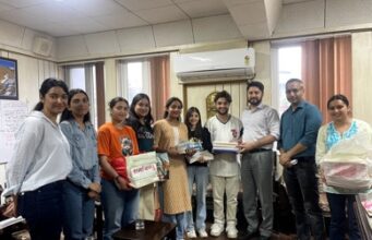 अपना पुस्तकालय के लिए क्रयाश चेरिटेबल ट्रस्ट ने उपायुक्त को भेंट कीं 129 पुस्तकें, नीट की तैयारियों में मिलेगी मदद presented 129 books
