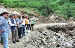 नगर नियोजन, हाउसिंग व तकनीकी शिक्षा मंत्री करसोग के आपदा प्रभावित परिवारों से मिले disaster affected