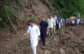 आपदा प्रभावित क्षेत्रों में सड़कें खोलने का कार्य युद्ध स्तर पर जारी: विक्रमादित्य सिंह disaster affected areas