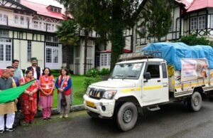 राज्यपाल ने राहत सामग्री से भरे वाहनों को किया रवाना The Governor flagged off