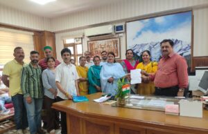 घलाई लिंक रोड पर कट व वर्षा शालिका निर्माण की मांग को लेकर उपायुक्त सोलन से मिला सरस्वती महिला मंडल और ग्रामवासी Deputy Commissioner Solan