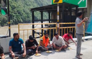 दवाडा व झलोगी के पास भूस्खलन के कारण फंसे छोटे वाहन वैकल्पिक मार्गों से सुरक्षित निकाले #LandslideAlert