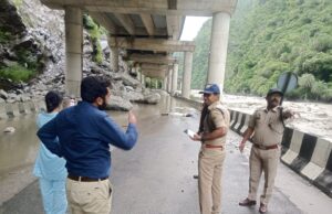 अतिरिक्त उपायुक्त ने मंडी से कुल्लू फोरलेन पर प्रभावित क्षेत्रों में लिया नुकसान का जायजा mandi kullu fourlane news
