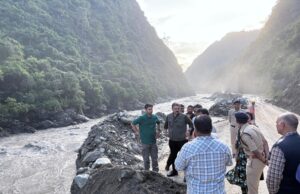 NH-03 पर मंडी से कुल्लू के मध्य वाहनों की आवाजाही शुरू, वाया कमांद भी भेजे जा रहे छोटे वाहन Mandi Kullu NH03 open