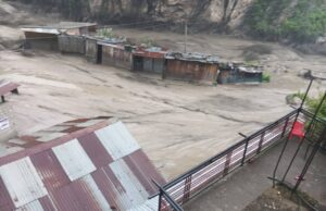 कुल्लू के श्रीखंड महादेव क्षेत्र में बादल फटने से फ्लैश फ्लड, गाड़ियाँ बहीं व पुल टूटा #FlashFloodHimachal