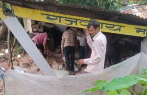 सोलन में भूस्खलन से स्कूल भवन क्षतिग्रस्त, छुट्टी होने से बच गईं जानें Solan landslide news