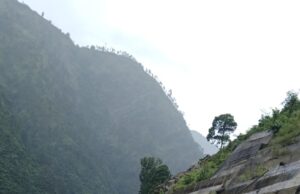 इंसानी हौसले के आगे टिक नहीं सकी प्राकृतिक आपदा की बाधाएं, क्षतिग्रस्त फोरलेन से सुरक्षित निकाली एंबुलेंस Mandi Kullu Ambulance Evacuation