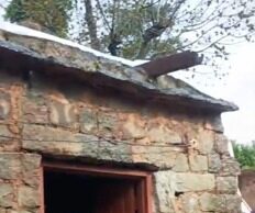 मकान गिरने से महिला की दर्दनाक मौत, अपंग बुजुर्ग और चार नाबालिग बच्चे माँ के साये से वंचित Solan Makaan Girna