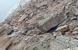 शिलाई NH707 पिछले 3 दिनों से बंद ,सड़क पर फंसे गुसाए लोगों ने लगाए मंत्री के मुर्दाबाद के नारे Shillai NH707 Bhuskhulan