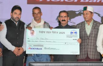 मुख्यमंत्री ने मंडी में आपदा प्रभावित परिवारों को राहत राशि प्रदान की disaster relief Himachal