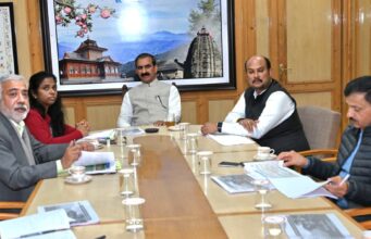 मुख्यमंत्री ने पीजी कर रहे आयुष डॉक्टरों को शत-प्रतिशत वेतन देने के निर्देश दिए