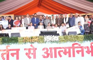 मुख्यमंत्री ने कल्याणकारी योजनाओं के लाभार्थियों को प्रदान की सहायता राशि Jan Sankalp Sammelan Mandi