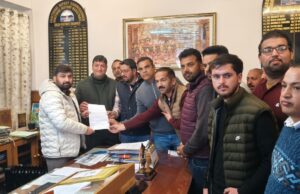 सोलन में कांग्रेस कार्यकर्ताओं का विरोध, मनरेगा का नाम बदलने पर राष्ट्रपति को सौंपा ज्ञापन Solan Congress protes