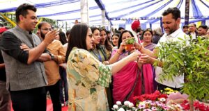 शूलिनी का पुष्प उत्सव प्रदर्शन में 500 से अधिक आगंतुक पहुंचे