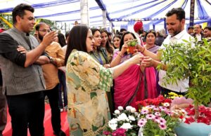 शूलिनी का पुष्प उत्सव प्रदर्शन में 500 से अधिक आगंतुक पहुंचे