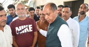 सरकाघाट के गोपालपुर पहुंचे नेता प्रतिपक्ष और भाजपा के विधायक, घटना स्थल का दौरा कर परिजनों से मिलकर बंधाया ढांढस