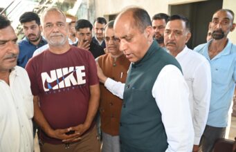 सरकाघाट के गोपालपुर पहुंचे नेता प्रतिपक्ष और भाजपा के विधायक, घटना स्थल का दौरा कर परिजनों से मिलकर बंधाया ढांढस