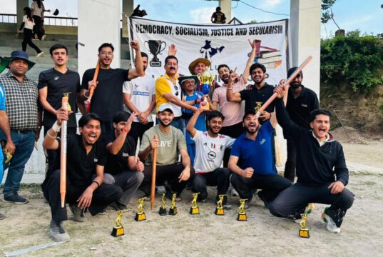 शूलिनी विश्वविद्यालय के विधि विभाग के छात्रों ने अखिल भारतीय वकील संघ कप जीता