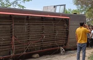 नूरपुर में बस पलटी, 26 लोग घायल, चालक को हार्ट अटैक, तीन की हालत गंभीर