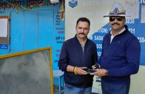 सोलन में लौटाया ऑस्ट्रेलिया निवासी महिला का आईफोन-15, ऑटो यूनियन और पुलिस की संयुक्त पहल लाई रंग