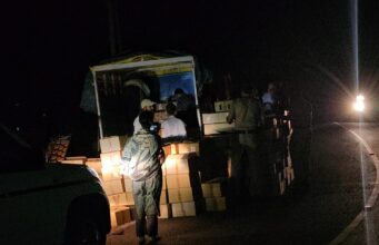 धर्मपुर में पुलिस और आबकारी विभाग की संयुक्त कार्रवाई, 10 हजार से अधिक बोतलें अवैध शराब बरामद, तीन तस्कर पकड़े