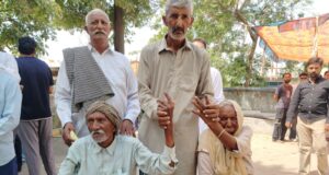विकास खण्ड नालागढ़ की ग्राम पंचायत सुनेड़ में 91 वर्षीय दृष्टिबाधित मतदाता श्री मातीराम एवं श्रीमती छोटो देवी ने अपने मताधिकार का प्रयोग कर लोकतंत्र के प्रति अपनी अटूट आस्था का परिचय दिया। उनका उत्साह और मतदान के प्रति जागरूकता सभी मतदाताओं के लिए प्रेरणास्रोत है।