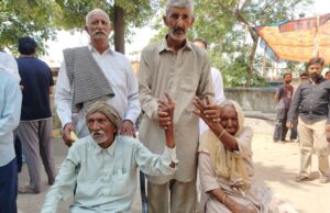 विकास खण्ड नालागढ़ की ग्राम पंचायत सुनेड़ में 91 वर्षीय दृष्टिबाधित मतदाता श्री मातीराम एवं श्रीमती छोटो देवी ने अपने मताधिकार का प्रयोग कर लोकतंत्र के प्रति अपनी अटूट आस्था का परिचय दिया। उनका उत्साह और मतदान के प्रति जागरूकता सभी मतदाताओं के लिए प्रेरणास्रोत है।