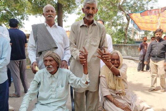 विकास खण्ड नालागढ़ की ग्राम पंचायत सुनेड़ में 91 वर्षीय दृष्टिबाधित मतदाता श्री मातीराम एवं श्रीमती छोटो देवी ने अपने मताधिकार का प्रयोग कर लोकतंत्र के प्रति अपनी अटूट आस्था का परिचय दिया। उनका उत्साह और मतदान के प्रति जागरूकता सभी मतदाताओं के लिए प्रेरणास्रोत है।