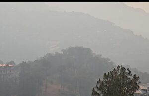 सोलन में धुएं का कहर: जंगल की आग से शहर हुआ प्रदूषित, AQI 112 पार