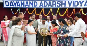 दयानंद आदर्श विद्यालय में टॉपर को किया गया सम्मानित