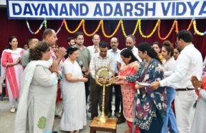 दयानंद आदर्श विद्यालय में टॉपर को किया गया सम्मानित