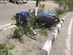 कंडाघाट में सड़क हादसा: डिवाइडर से टकराई स्कूटी, युवक दूसरे वाहन के आगे आया, मौत