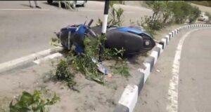 कंडाघाट में सड़क हादसा: डिवाइडर से टकराई स्कूटी, युवक दूसरे वाहन के आगे आया, मौत