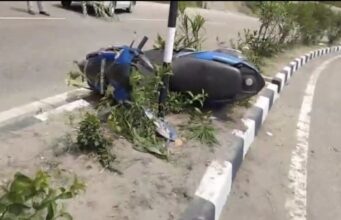कंडाघाट में सड़क हादसा: डिवाइडर से टकराई स्कूटी, युवक दूसरे वाहन के आगे आया, मौत