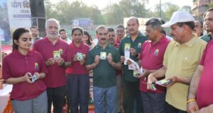 मुख्यमंत्री ने लगभग दो हजार लोगों के साथ किया योगाभ्यास