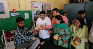 स्व० राजा वीरभद्र सिंह की 93वीं जयंती पर सोलन में श्रद्धांजलि, क्षेत्रीय अस्पताल में वितरित किए फल