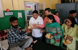 स्व० राजा वीरभद्र सिंह की 93वीं जयंती पर सोलन में श्रद्धांजलि, क्षेत्रीय अस्पताल में वितरित किए फल