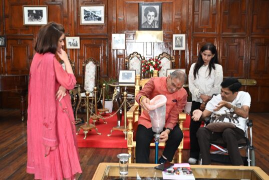 राज्यपाल ने दिव्यांगजनों को किए कृत्रिम अंग वितरित