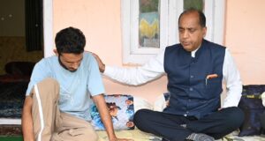 डॉक्टर्स की लापरवाही से जान गवाने वाली रजनी शर्मा की मृत्यु के बाद कुल्लू अस्पताल पहुंचे पूर्व मुख्यमंत्री एवं नेता प्रतिपक्ष जयराम ठाकुर व अन्य