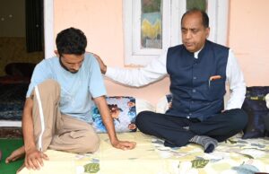 डॉक्टर्स की लापरवाही से जान गवाने वाली रजनी शर्मा की मृत्यु के बाद कुल्लू अस्पताल पहुंचे पूर्व मुख्यमंत्री एवं नेता प्रतिपक्ष जयराम ठाकुर व अन्य