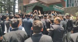 शिमला सचिवालय के बाहर प्रदर्शन के बाद पुलिस ने दर्ज किया मुकदमा, यातायात बाधित करने का आरोप