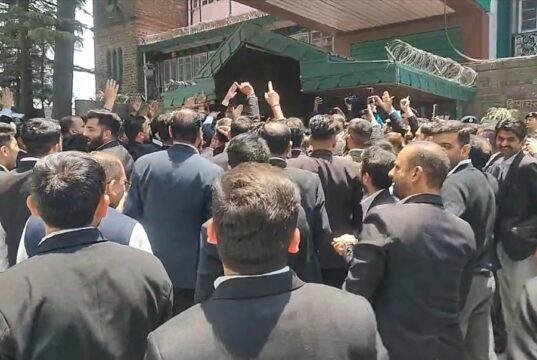 शिमला सचिवालय के बाहर प्रदर्शन के बाद पुलिस ने दर्ज किया मुकदमा, यातायात बाधित करने का आरोप
